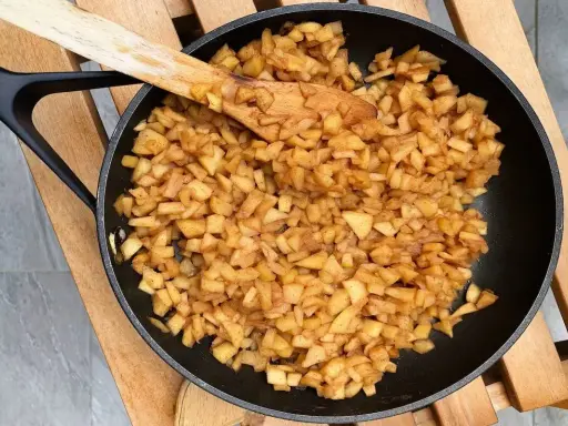 Frittata di mele in padella, un dolce veloce e goloso pronto in 5 minuti. Mele a cubetti dorate e speziate, perfette per ogni momento.