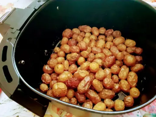 Patate novelle dorate e croccanti appena sfornate dalla friggitrice ad aria.