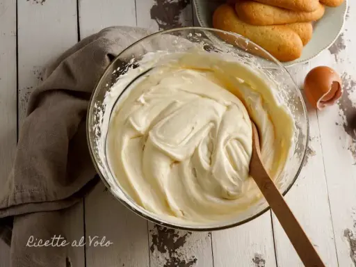 Crema soffice di mascarpone e panna montata, pronta per un dolce delizioso.