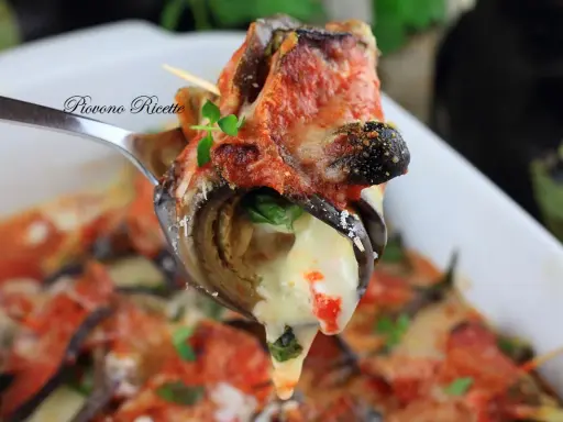 Melanzane alla pizzaiola filanti e saporite, un piatto che conquista al primo assaggio.