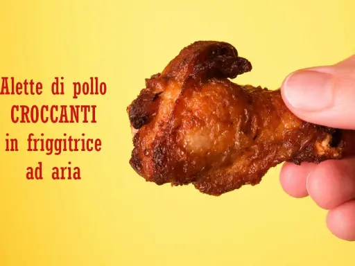 Alette di pollo croccanti in friggitrice ad aria, dorate e pronte da gustare.