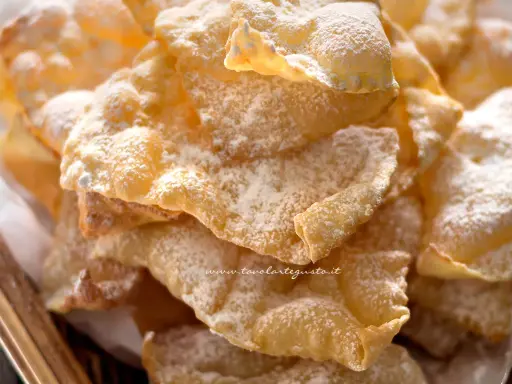 Chiacchiere croccanti, dolci e leggere, come quelle della chiacchiere ricetta della nonna, spolverate di zucchero a velo.