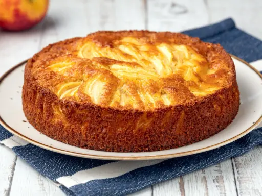 Torta di mele velocissima in 10 minuti, dorata e profumata, pronta per essere gustata.