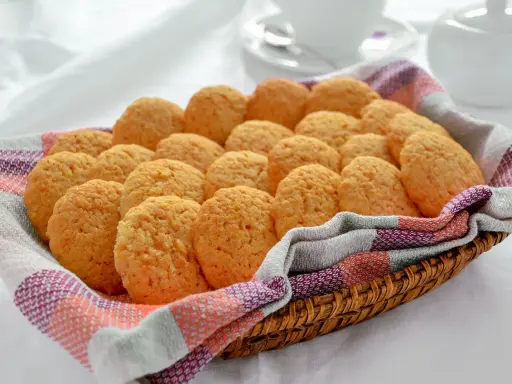 Cesto pieno di biscotti alla cannella, dorati e fragranti, pronti per essere gustati con una tazza di tè.