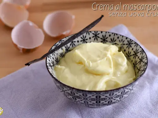Crema al mascarpone senza uova, soffice e vellutata, pronta per essere gustata. Accompagnata da un baccello di vaniglia e gusci d'uovo vuoti.