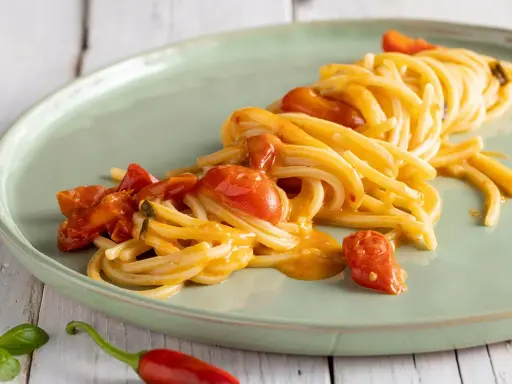 Spaghetti allo scarpariello con pomodorini e peperoncino, un piatto semplice e gustoso.