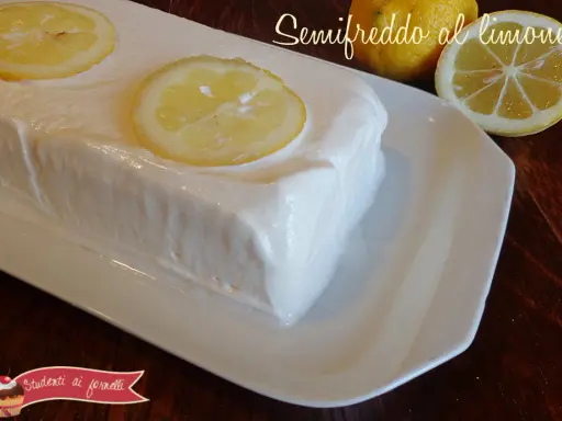 Un delizioso semifreddo al limone, guarnito con fette di limone fresco, pronto per essere gustato.