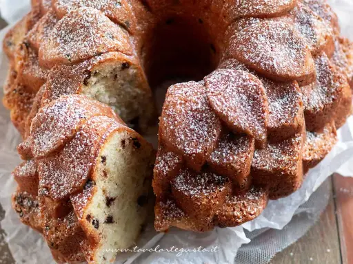 Torta al mascarpone soffice e profumata, con gocce di cioccolato e una spolverata di zucchero a velo. Perfetta per ogni occasione.