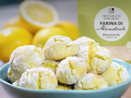 Biscotti con farina di mandorle, morbidi e profumati, pronti per essere gustati con limoni freschi.