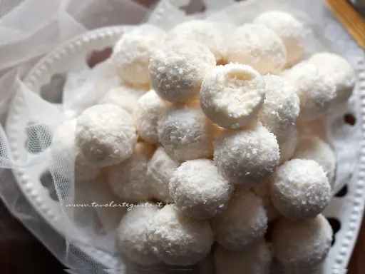 Un mucchio di deliziose palline di cocco, ricoperte da scaglie bianche e soffici, invitano ad essere assaggiate.
