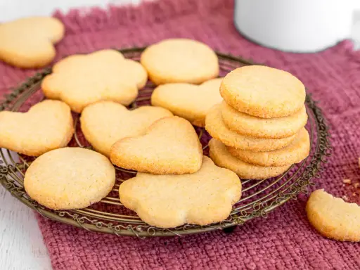 Biscotti classici a forma di cuore e fiore, perfetti per ogni occasione. Una deliziosa ricetta da provare subito!