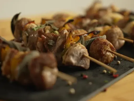 Spiedini succulenti con carne e peperoni, cotti alla perfezione nella friggitrice ad aria. Un piatto gustoso e veloce.
