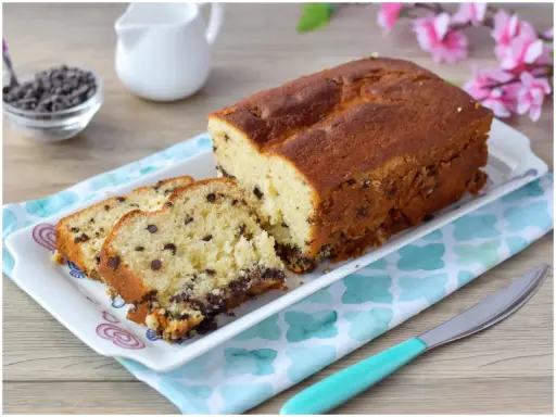 Plumcake con gocce di cioccolato, soffice e invitante, pronto per essere gustato.