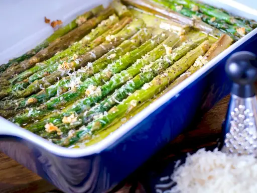 Asparagi al forno gratinati, dorati e saporiti, pronti per essere gustati.