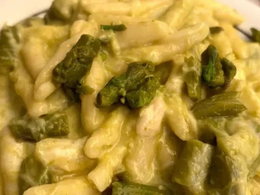 Un primo piatto cremoso: pasta con asparagi freschi e una salsa vellutata.