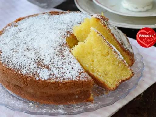 Torta allo yogurt semplice e veloce, soffice e profumata, cosparsa di zucchero a velo. Perfetta per ogni momento della giornata.