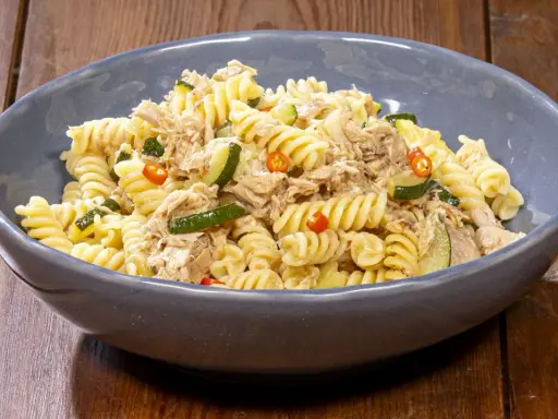 Fusilli con tonno, zucchine e peperoncino, un piatto gustoso e colorato.