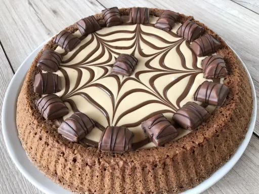 Torta Kinder Bueno con decorazione a ragnatela in cioccolato e tanti pezzi di Kinder Bueno a guarnire.
