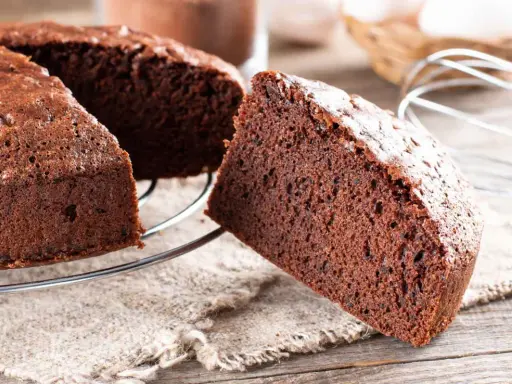 Una fetta di soffice torta alla nutella, appena sfornata, su una griglia di raffreddamento.
