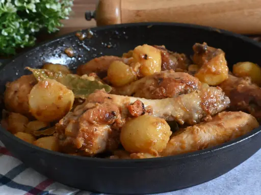 Un saporito pollo in umido con patate e alloro, cotto in padella.
