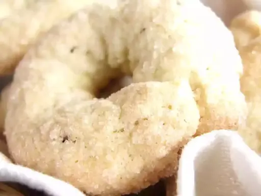 Ciambelline al vino dorate e zuccherate, un dolce tradizionale pronto da gustare.