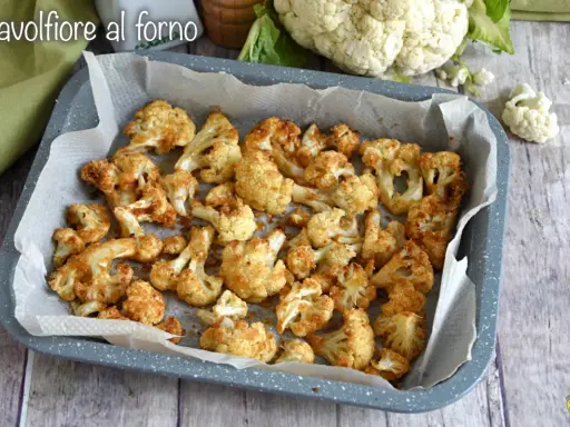 Cavolfiore al forno dorato e croccante, pronto per essere gustato. Un contorno semplice e saporito.