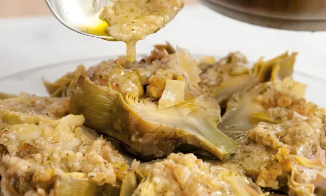 Carciofi alla romana ricetta: carciofi stufati con un condimento saporito, pronti per essere gustati.