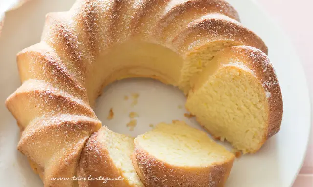 Deliziosa torta di ricotta, soffice e profumata, cosparsa di zucchero a velo. Perfetta per ogni occasione.