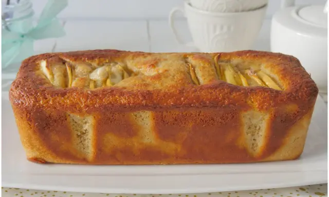 Plumcake alle mele dorato e soffice, con mele a vista in superficie, pronto per essere gustato.