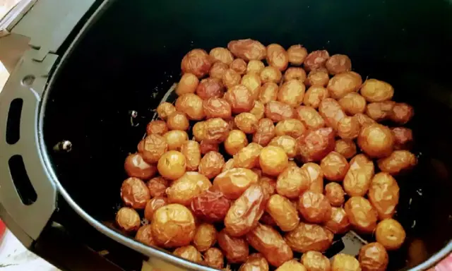Patate novelle dorate e croccanti appena sfornate dalla friggitrice ad aria.