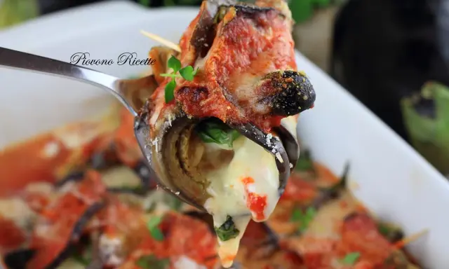 Melanzane alla pizzaiola filanti e saporite, un piatto che conquista al primo assaggio.