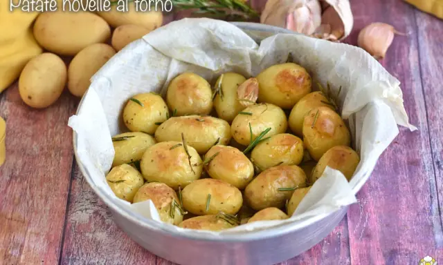 Patate novelle al forno dorate e profumate al rosmarino, pronte per essere gustate.