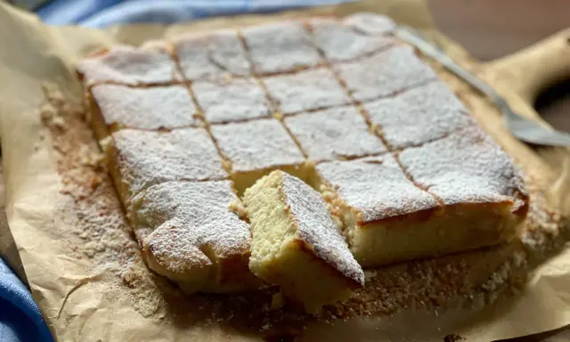 Una deliziosa torta delle monache, tagliata a quadrotti e cosparsa di zucchero a velo, pronta per essere gustata.