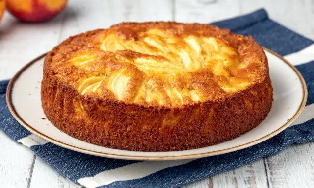 Torta di mele velocissima in 10 minuti, dorata e profumata, pronta per essere gustata.