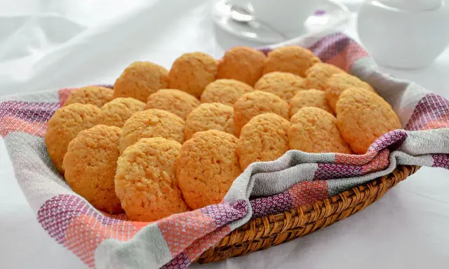Cesto pieno di biscotti alla cannella, dorati e fragranti, pronti per essere gustati con una tazza di tè.
