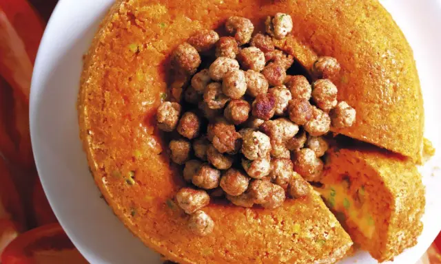 Tortino arancione ripieno, con polpettine al centro. Un classico dei primi piatti della domenica, invitante e saporito.