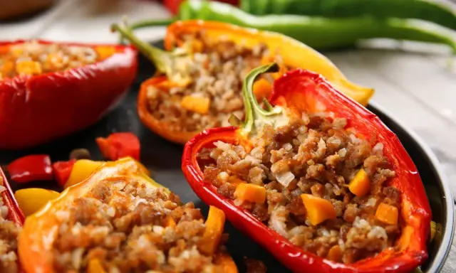 Peperoni ripieni senza carne, un piatto colorato e saporito, con un ripieno di riso e verdure.