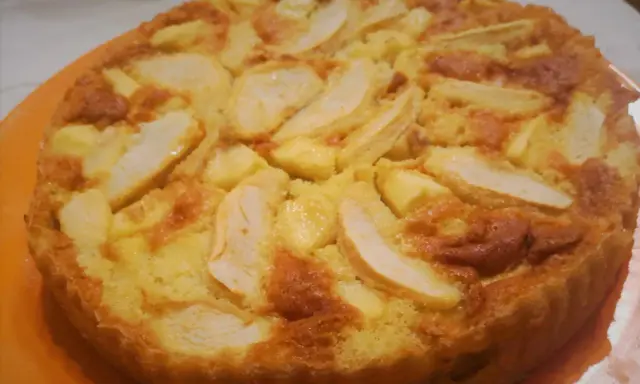 Una torta di mele dorata e soffice, con fette di mela caramellate in superficie. Probabilmente la torta di mele più buona che abbia mai mangiato.