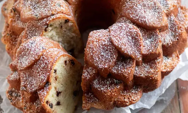 Torta al mascarpone soffice e profumata, con gocce di cioccolato e una spolverata di zucchero a velo. Perfetta per ogni occasione.