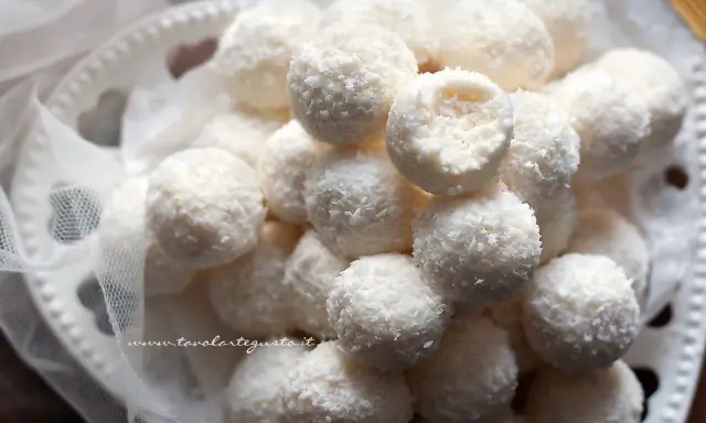 Un mucchio di deliziose palline di cocco, ricoperte da scaglie bianche e soffici, invitano ad essere assaggiate.