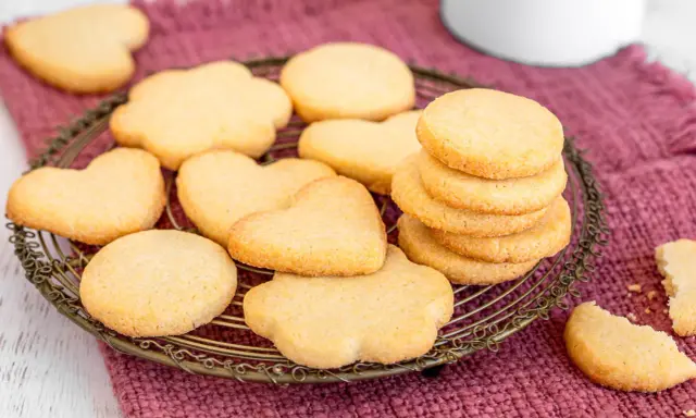 Biscotti classici a forma di cuore e fiore, perfetti per ogni occasione. Una deliziosa ricetta da provare subito!