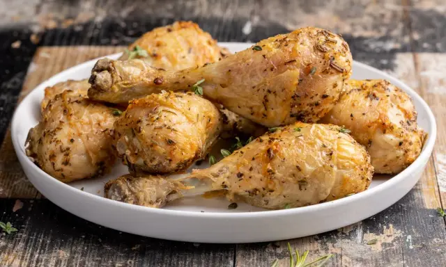 Fusi di pollo dorati e succulenti, cotti alla perfezione nella friggitrice ad aria, conditi con erbe aromatiche.