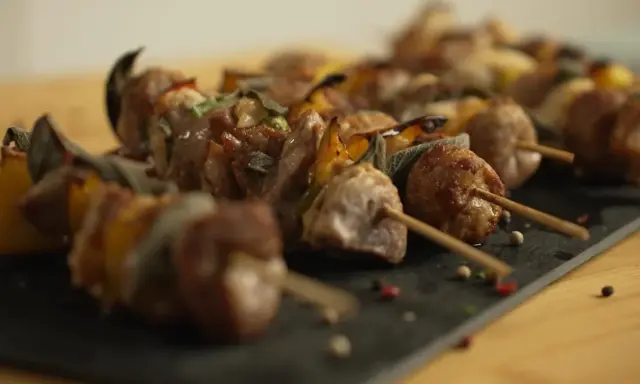 Spiedini succulenti con carne e peperoni, cotti alla perfezione nella friggitrice ad aria. Un piatto gustoso e veloce.
