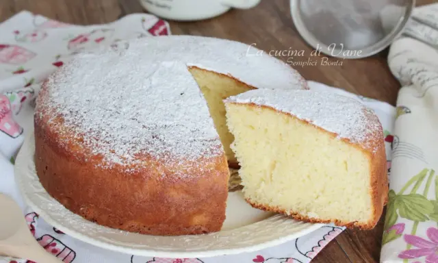 Torta yogurt greco soffice e profumata, cosparsa di zucchero a velo. Perfetta per la colazione o la merenda.