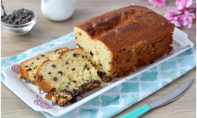 Plumcake con gocce di cioccolato, soffice e invitante, pronto per essere gustato.