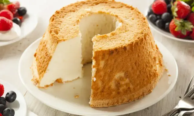 Torta soffice e leggera, un dolce con albumi veloce da preparare, servita con frutti di bosco freschi.