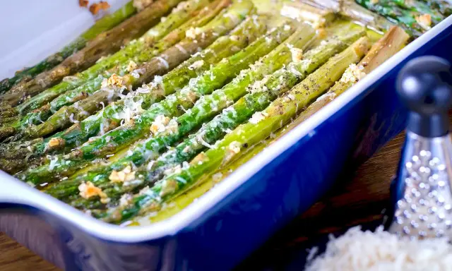 Asparagi al forno gratinati, dorati e saporiti, pronti per essere gustati.