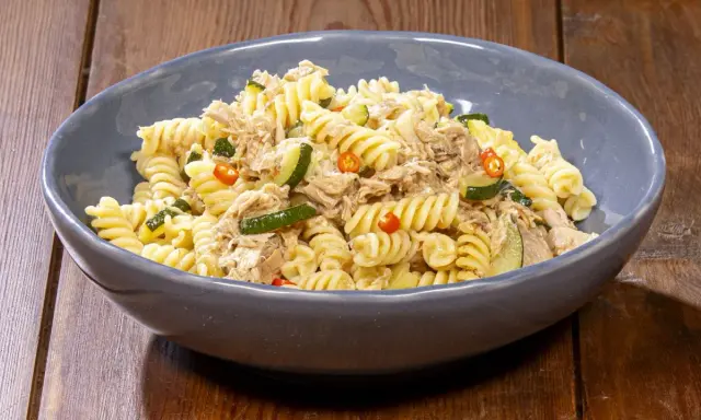 Fusilli con tonno, zucchine e peperoncino, un piatto gustoso e colorato.