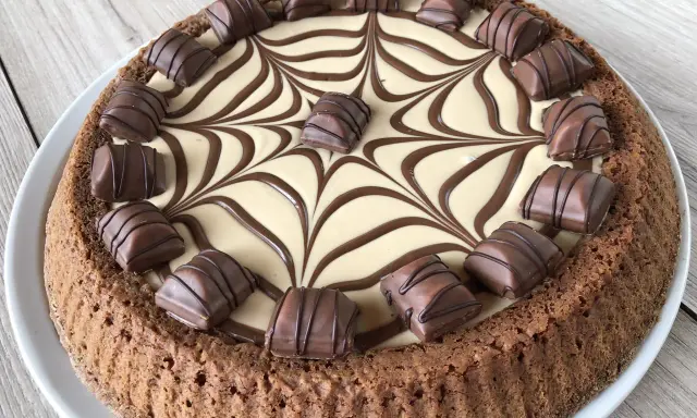 Torta Kinder Bueno con decorazione a ragnatela in cioccolato e tanti pezzi di Kinder Bueno a guarnire.