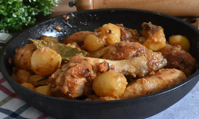 Un saporito pollo in umido con patate e alloro, cotto in padella.